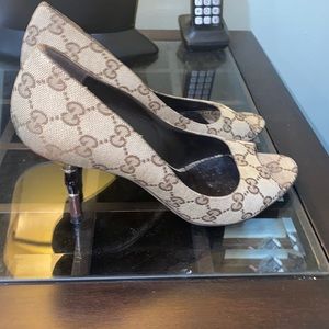 Classic Gucci authentic logo peep toe shoe